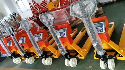 生產(chǎn)人員在收到巨衡精點(diǎn)帶熱敏打印電子叉車秤，應(yīng)該如何正確的安裝